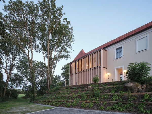 Anerkennung: Qualitten erhalten  Generalinstandsetzung Schloss Geltolfing in Aiterhofen von stephankoch architekten andreas schmller architekt (heute: as plus Schmller); Auftraggeber privat