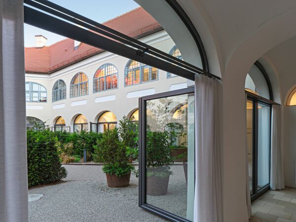 Anerkennung: Qualitten erhalten  Generalinstandsetzung Schloss Geltolfing in Aiterhofen von stephankoch architekten andreas schmller architekt (heute: as plus Schmller); Auftraggeber privat