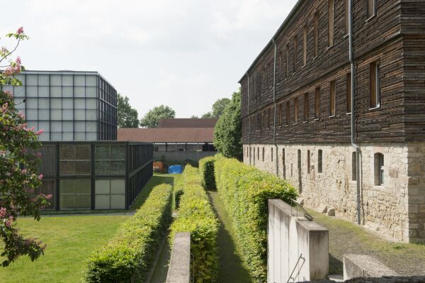 Kloster Volkenroda/Th�ringen: Das 1131 begr�ndete Zisterzienserkloster wurde nach 1990 als geistlicher Mittelpunkt einer �kumenischen Gemeinschaft wiederbelebt. Daf�r erg�nzte man die mittelalterliche Anlage gezielt um moderne Akzente, darunter der zuvor auf der Weltausstellung EXPO 2000 in Hannover aufgeschlagene Christuspavillon, gestaltet vom Architekturb�ro Gerkan, Marg und Partner.