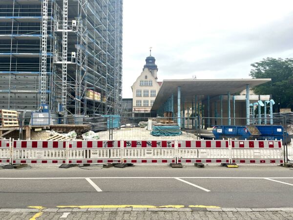 Auf der Seite des Gebhards-Park entstehen zwei Pavillons mit einem d�nnen WU-Betondach.