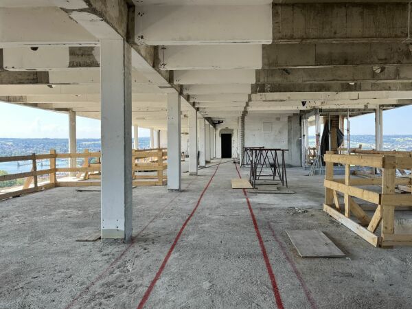 Die Lage von Konstanz macht den Umbau des Fernmeldehochhauses mglich. Der weite Blick auf Bodensee und Alpen finanziert gewissermaen die hochpreisigen Wohnungen.
