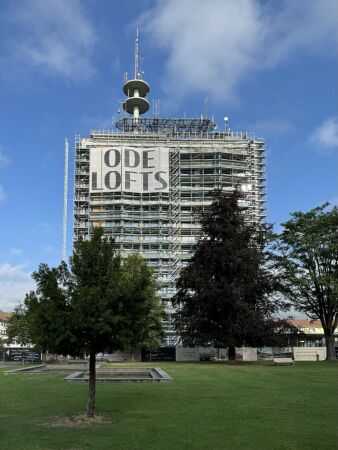 Auf 15 Obergeschossen entstehen 98 Eigentumswohnungen. Die ehemalige Eigentmerin Telekom nutzt weiterhin das Staffelgeschoss, auch die Antenne funkt weiter.