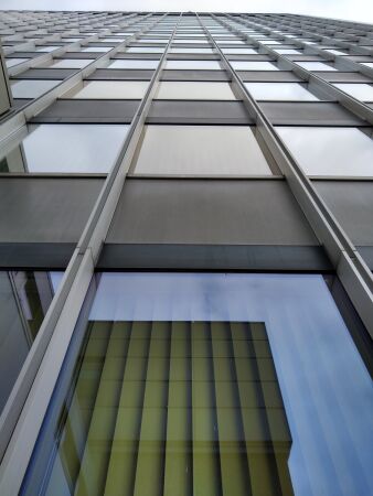 Die ehemalige Bandfensterfassade bestand aus Aluminium-Sandwichpaneelen.