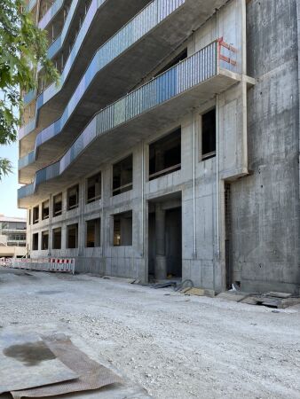 Eine neue Betonwand vor dem Bestand tr�gt die neuen Balkone.