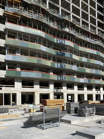 Vor die Lngsseiten werden haushohe Balkonschichten gestellt. Ursprnglich waren Leichtbeton-Fertigteile geplant. Doch sauerbruch hutton konnten keine Firma in Deutschland finden, die das htte herstellen knnen.