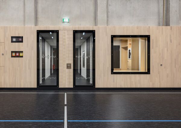 Lobende Erw�hnung: �Einfeldersporthalle der F�rderschule� in Salzwedel von Atelier . Schmelzer . Weber Architekten (Dresden) mit H�hne Fitschen + Partner Architekten (G�ppingen/Dresden)