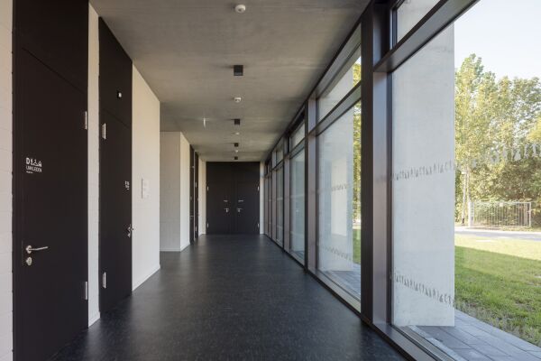 Lobende Erw�hnung: �Einfeldersporthalle der F�rderschule� in Salzwedel von Atelier . Schmelzer . Weber Architekten (Dresden) mit H�hne Fitschen + Partner Architekten (G�ppingen/Dresden)