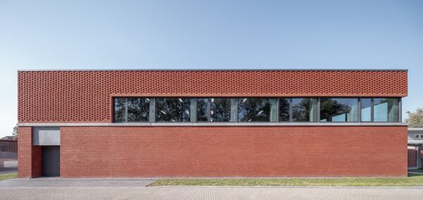 Lobende Erw�hnung: �Einfeldersporthalle der F�rderschule� in Salzwedel von Atelier . Schmelzer . Weber Architekten (Dresden) mit H�hne Fitschen + Partner Architekten (G�ppingen/Dresden)