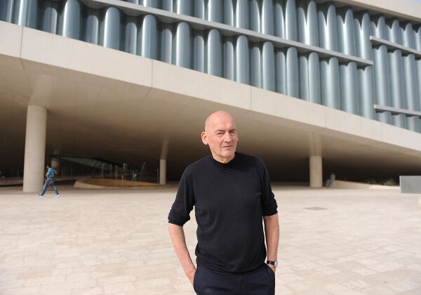 Rem Koolhaas vor der Nationalbibliothek in Katar, Foto: Charlie Koolhaas