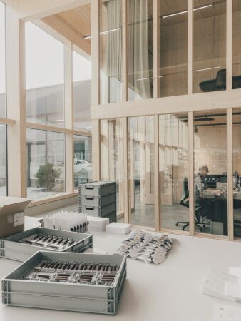 Stifterpreis: Ersatzneubau einer Produktionshalle in Sttzengrn von Atelier ST
