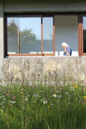 Als Marcel Breuer den Ordensschwestern gut zuhrte