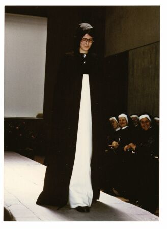 Schwester Silja Richle prsentiert die geschlossene Variante des Courrges-Modells fr ville