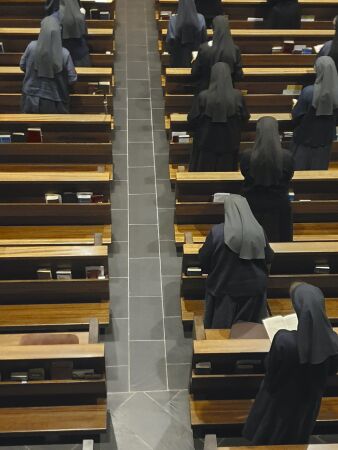 Als Marcel Breuer den Ordensschwestern gut zuhrte