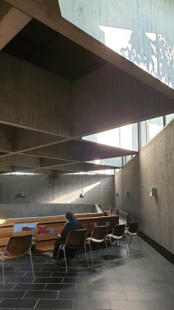 Als Marcel Breuer den Ordensschwestern gut zuhrte