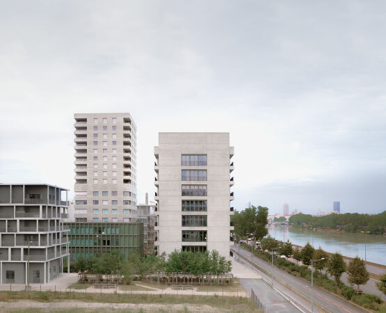 B�rogeb�ude und der gemischt genutzte Turm, ebenfalls von David Chipperfield Architects