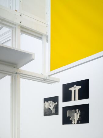 Ausstellungsansicht mit Friedrich Kieslers Raumstadt (Detail) im Kaiser Wilhelm Museum Krefeld, 2024; Sammlung Belvedere, Wien