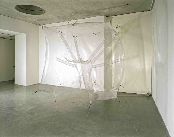 Walter Pichler, Pneumatischer Raum (Prototyp 5), 1966, Skulptur PVC-Folie, PVC-Ringe, Aufhängung mit Stahlseilen und Zugfedern, pneumatisch, elektrisches Gebläse