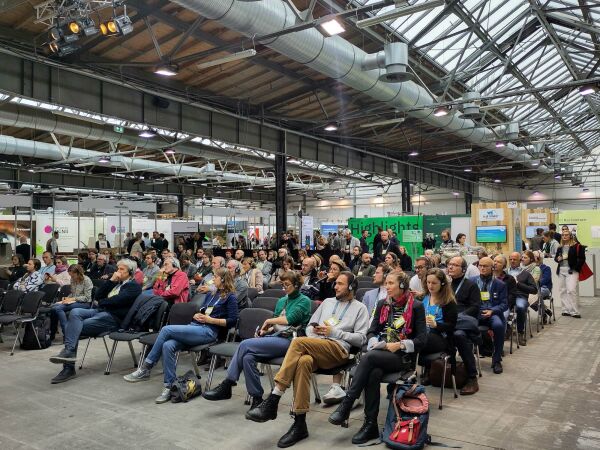 Auf drei großen Bühnen gibt es Vorträge und Diskussionen. In der Breakout Area finden Workshops statt.