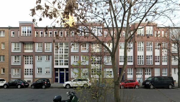 Dessauer Straße 36/37 von Christine Jachmann (1991–93), Foto: Andreas Tuffé, Wikimedia CC BY-SA 4.0