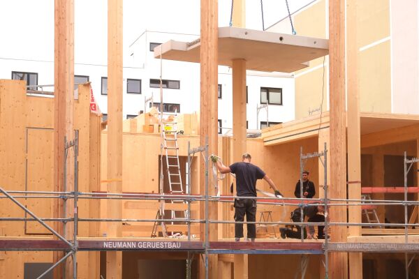 Montage der Bodenplatten im Laubengang