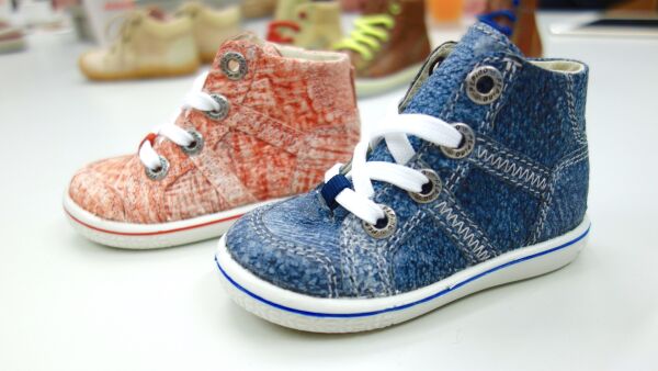 Ready Made Future: ScobyTec by SCTM, Schuhe aus bakterieller Zellulose/ Shoe from bacterial cellulose Ubu Chair