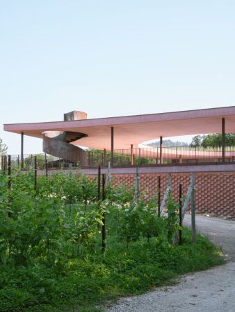 Weingut in der Lombardei von Studio Pizzi