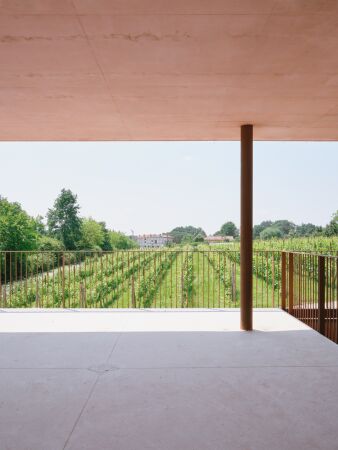 Weingut in der Lombardei von Studio Pizzi