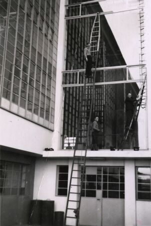 Fensterreinigung, Bauhausgebude Sdzugang, ca. 1920er-/1930er-Jahre