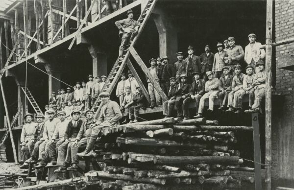 Bauarbeiter im Rohbau des Werkstattflgels des Bauhausgebudes Dessau, 1926