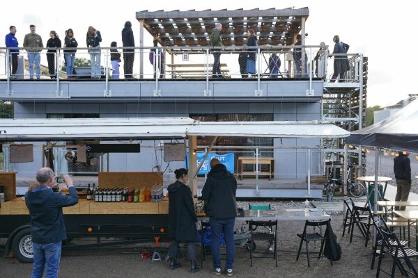 Wir setzten das erfolgreiche Format der ersten Summer School Bestand der Dinge fort und stellten in diesem Jahr die Frage nach dem Wert der Dinge. Die Sommerschule fand im September 2024 statt. In Workshops, Vortrgen, Abendgesprchen und Exkursionen lernten die Teilnehmenden die transformative Kraft Wuppertals kennen.