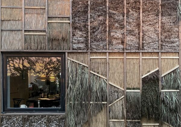 Gras, Farn, Seegras, Schilf, Stroh, Heidekraut, Laub, Tannennadeln: Denkt hier jemand an Baumaterialien? An der Nordfassade des sogenannten Experimentalhauses fhrte Susanne Brorson ber mehrere Jahre(szeiten) empirische Untersuchungen mit Naturmaterialien durch.