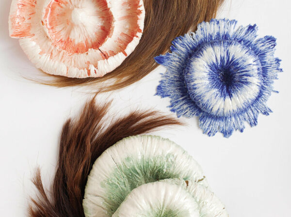 Menschenhaar aus Schweizer Coiffeursalons in Porzellan gebrannt.