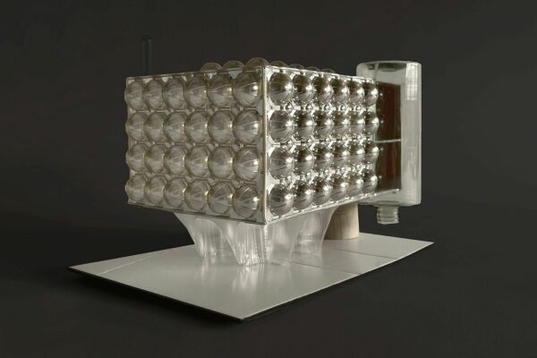 An der Technischen Hochschule Augsburg bauten Bachelorstudierende Architekturmodelle aus Material, das sonst in der Mlltonne gelandet wre. Anstelle teurer Finnpappe oder Acrylglas kamen alte Pralinenverpackungen, Styrodurschnipsel oder benutzte Aluminium-Kaffeekapseln zum Einsatz.