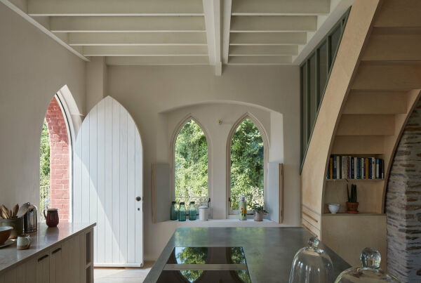 Kirchenschiff mit Meerblick