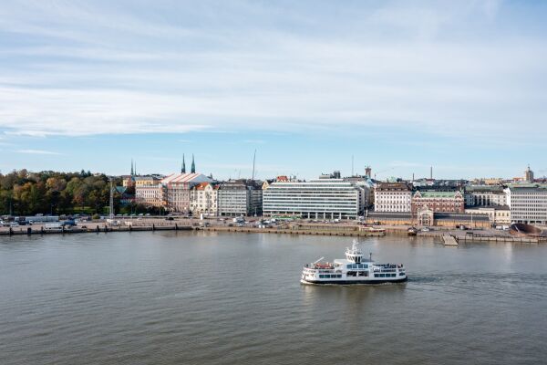 Bauplatz ber das Wasser des Sdhafens hinweg