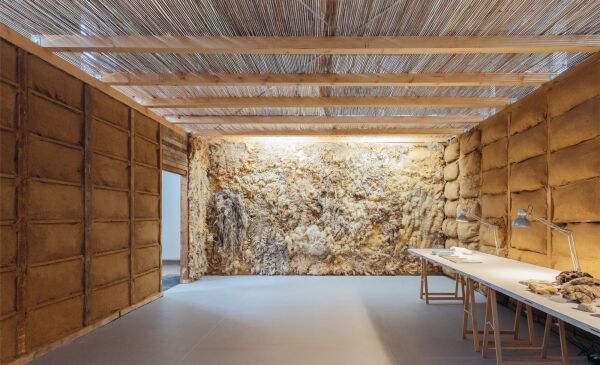 Im Projektraum des Kunstvereins Neuhausen realisierte Kbberling 2022 die Raum-in-Raum-Installation Tribute to Oud, die Bezug auf die funktionalistischen Wohnhuser des niederlndischen Architekten J. J. P. Oud nahm.