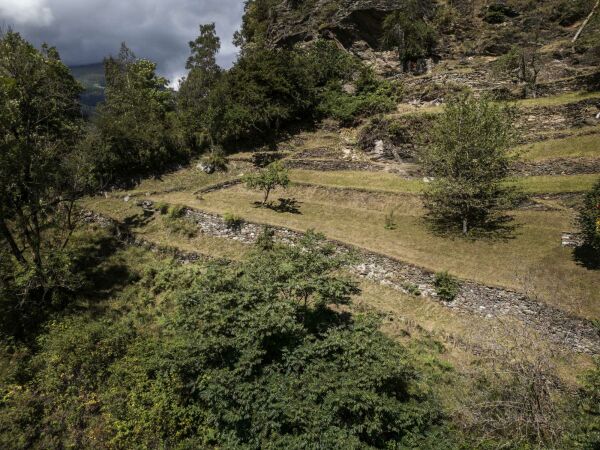 Die jahrhundertealten Ackerterrassen waren essenziell fr die landwirtschaftliche Unabhngigkeit der Gemeinde und prgen jetzt den Ortscharakter.