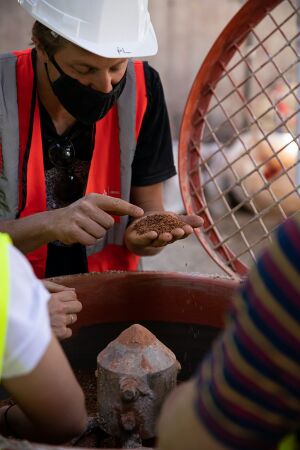 Verwendetes Material: Geschredderte Tonziegel vom alten Dach der Halle