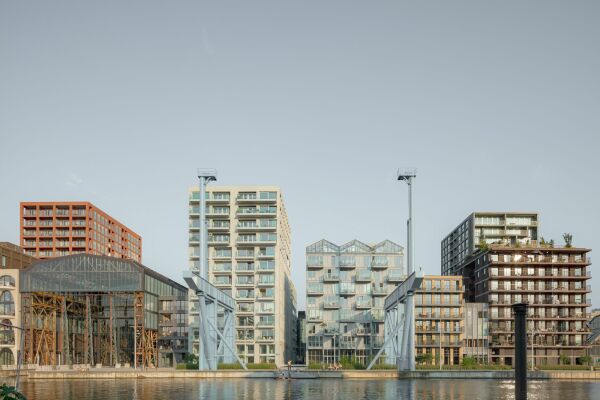 Die Entwrfe der einzelnen Gebude stammen von (v.l.n.r.): Workshop architecten, OZ architects (Umbau der glsernen Werfthalle) und BETA. Von Workshop architecten sind auch die drei folgenden Gebude rechts am Kai, dahinter ragt ein Wohnungsbau von OZ architects auf.