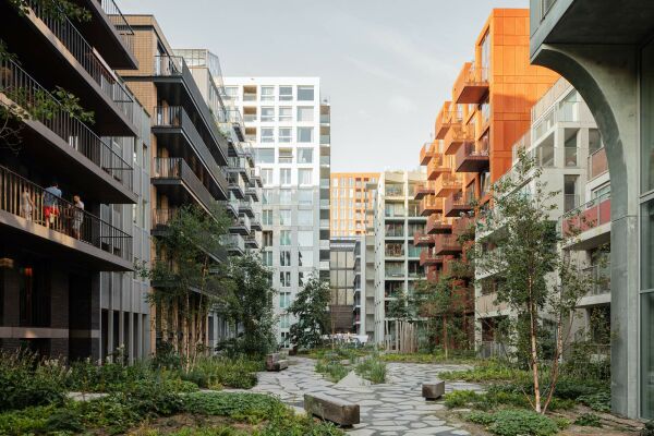 Einer der neuen Stadtpltze: Rechts der Neubau von Bureau Fraai, dahinter von Workshop architecten, OZ (das rote Gebude) und Space Encounters. Der hohe, fast weie Wohnungsbau stammt von BETA.
