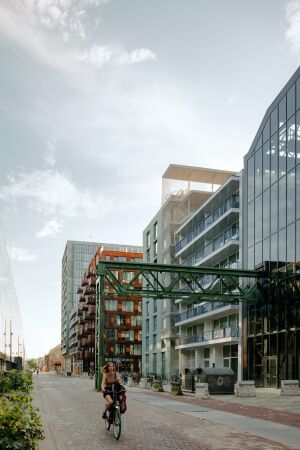 Neben der glsernen Werfthalle stehen die Neubauten von Space Encounters (mit transparent umhllten Treppenhaus) und im Hintergrund von OZ.