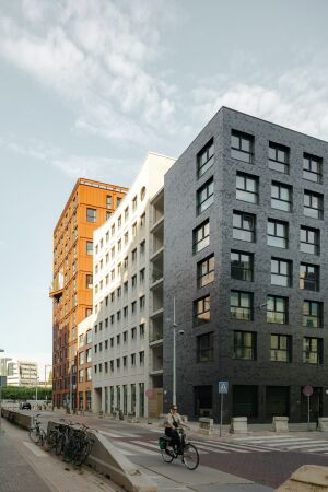 Rechts vorne der Neubau von HOH Architecten, das weie Gebude in der Mitte stammt von Urban Echoes, dahinter der hohe, rtliche Neubau von NEXT Achitects.