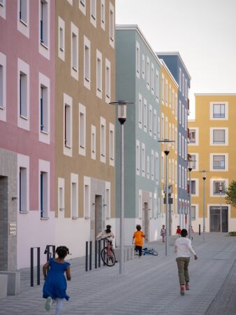Unterschiedliche Hhen und Farben lassen den Eindruck einer gewachsenen Stadt entstehen.