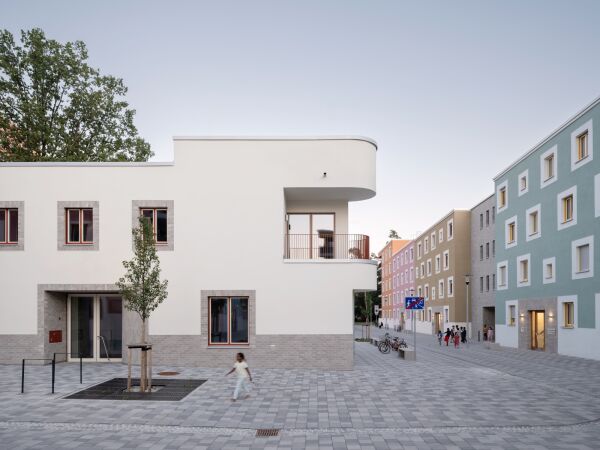 An dem mittig gelegenen kleinen Platz wurde eine Kita mit Familienzentrum untergebracht.
