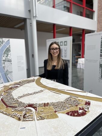 Ermelinda Di Chiara prsentiert ihre Arbeitsergebnisse der letzten Ausgabe