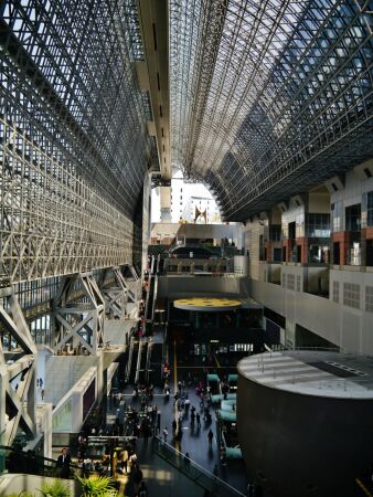 Bahnhof Kyōto (1991-97), Foto:Zairon , CC BY-SA 4.0, via Wikimedia Commons