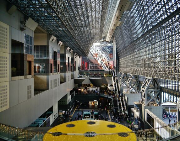 Bahnhof Kyōto (1991-97), Foto: Zairon , CC BY-SA 4.0, via Wikimedia Commons