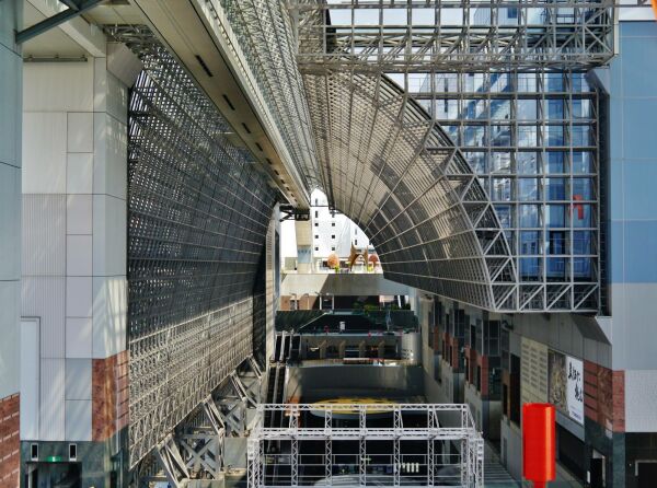 Bahnhof Kyōto (1991-97): Foto: Zairon , CC BY-SA 4.0, via Wikimedia Commons