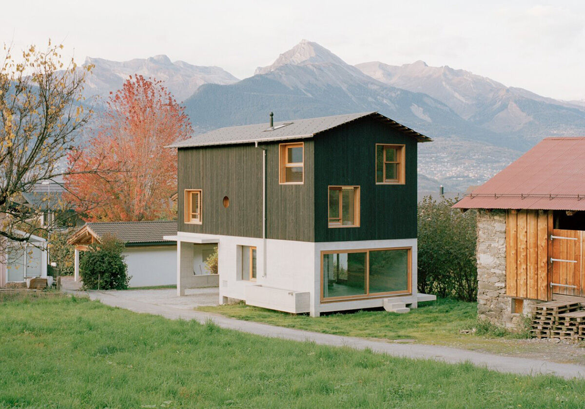 Im Ton der Scheune
 - Wohnhaus im Kanton Wallis von Lionel Ballmer Architectes