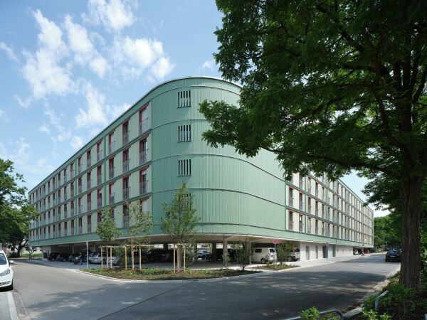 Eine Belobigung: Parkplatzberbauung am Dantebad II in Mnchen: Wie ein Parkplatz zum lebendigen Wohnkarree wird von Florian Nagler Architekten (Mnchen)